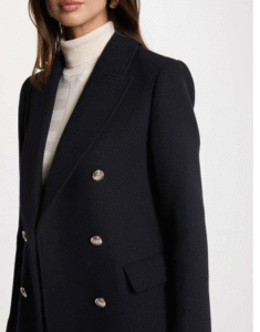 klassieke jas double breasted van een mooie dikke kwaliteit wol look. De jas heeft een strakke hoge taille lijn, waardoor er een mooie elegante lijn wordt gecreëerd. Met deze jas ga je warm en stylish de winter in! klassieke jas double breasted van een mooie dikke kwaliteit wol look. De jas heeft een strakke hoge taille lijn, waardoor er een mooie elegante lijn wordt gecreëerd. Met deze jas ga je warm en stylish de winter in!