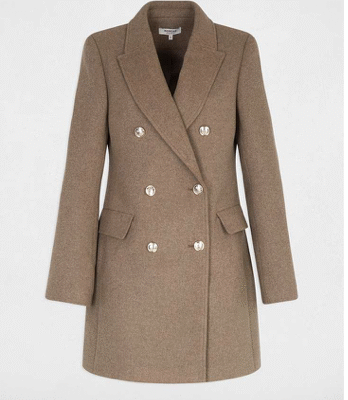 jas taupe double breasted van een mooie dikke kwaliteit wool look. De jas heeft een  hoge strakke taille, waardoor er een mooie elegante lijn wordt gecreëerd wat afkleed en lengte geeft Met deze jas ga je warm en stylish de winter in!