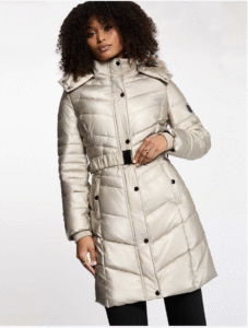 Winterjas brons morgan de toi Maak deze winter stijlvol en warm met onze prachtige winterjas. Deze jas is ontworpen in een luxe bronzen kleur en biedt een perfecte combinatie van elegantie en functionaliteit. De lengte van de jas is net boven de knie, wat zorgt voor extra warmte en een flatterende pasvorm. De opvallende bonte kraag geeft een speelse twist aan het klassieke ontwerp, terwijl de afneembare capuchon je de flexibiliteit biedt om je look aan te passen aan het weer. Het getailleerde model accentueert je figuur, en de bijbehorende centuur met siergesp voegt een extra vleugje verfijning toe. Of je nu een stadswandeling maakt of een avondje uit gaat, deze winterjas is de ideale keuze voor elke gelegenheid. Voeg dit trendy item toe aan je garderobe en maak een statement deze winter! **Belangrijke kenmerken:** - Kleur: Bronzen - Lengte: Tot net boven de knie - Getailleerd model met centuur en siergesp - Bonte kraag voor een speelse uitstraling - Afneembare capuchon voor veelzijdigheid Verwen jezelf met deze prachtige winterjas en geniet van de perfecte mix van stijl en comfort!