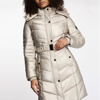 Winterjas brons morgan de toi Maak deze winter stijlvol en warm met onze prachtige winterjas. Deze jas is ontworpen in een luxe bronzen kleur en biedt een perfecte combinatie van elegantie en functionaliteit. De lengte van de jas is net boven de knie, wat zorgt voor extra warmte en een flatterende pasvorm. De opvallende bonte kraag geeft een speelse twist aan het klassieke ontwerp, terwijl de afneembare capuchon je de flexibiliteit biedt om je look aan te passen aan het weer. Het getailleerde model accentueert je figuur, en de bijbehorende centuur met siergesp voegt een extra vleugje verfijning toe. Of je nu een stadswandeling maakt of een avondje uit gaat, deze winterjas is de ideale keuze voor elke gelegenheid. Voeg dit trendy item toe aan je garderobe en maak een statement deze winter! **Belangrijke kenmerken:** - Kleur: Bronzen - Lengte: Tot net boven de knie - Getailleerd model met centuur en siergesp - Bonte kraag voor een speelse uitstraling - Afneembare capuchon voor veelzijdigheid Verwen jezelf met deze prachtige winterjas en geniet van de perfecte mix van stijl en comfort!