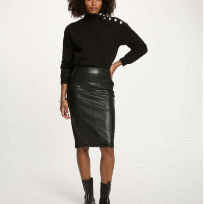 Kokerrok zwart vegan leather **Artikelomschrijving: Vegan Kokerrok van Imitatie Leer** Geef je garderobe een modieuze touch met onze vegan kokerrok van imitatieleer. Deze zwarte rok is perfect voor casual en formele gelegenheden, met een trendy uitstraling die duurzaam is. ### Kenmerken: - **Materiaal**: Hoogwaardig imitatieleer, volledig veganistisch en ideaal voor milieubewuste vrouwen. - **Dikke Kwaliteit**: Gemaakt van dikker materiaal voor luxe en geen doorzichtigheid. - **Hoge Tailleband**: Flatterende pasvorm, eenvoudig te combineren met tops. - **Kokerdesign**: Elegant ontwerp, geschikt voor zowel kantoor als uitgaan. ### Styling Tips: Combineer met een blouse, trendy t-shirt of chique top. Voeg hoge hakken toe voor verfijning of sneakers voor een casual look. Maak een statement met deze veelzijdige vegan kokerrok en laat je stijl stralen! Voeg hem vandaag nog toe aan je collectie.