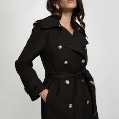 lange zwarte jas Morgan de toi trenchcoats  Maak kennis met de verfijnde trenchcoat van Morgan de Toi, een perfecte combinatie van tijdloze stijl en moderne flair. Deze stijlvolle trenchcoat in een diepe kleur zwart is vervaardigd uit een hoogwaardige stof, met mooie afwerking in de knopen en ceintuur  dat een elegant en chique accent toevoegt aan uw outfit. **Design en Kenmerken:** - **Double Breasted Sluiting:** De dubbele knoopsluiting zorgt niet alleen voor een perfecte pasvorm, maar voegt ook een klassieke touch toe aan het ontwerp. - **Comfort en Functionaliteit:** De trenchcoat is ontworpen met zowel stijl als comfort in gedachten. Het biedt voldoende ruimte om eroverheen te dragen, ideaal voor diverse outfitcombinaties. - **Veelzijdig voor Diverse Gelegenheden:** Of het nu voor dagelijks gebruik, een speciale gelegenheid of zakelijk is, deze trenchcoat is perfect te dragen in verschillende settings. Met de trenchcoat van Morgan de Toi voegt u een uniek stuk toe aan uw garderobe dat zowel functioneel als modieus is. Til uw look naar een hoger niveau met deze tijdloze klassieker!
