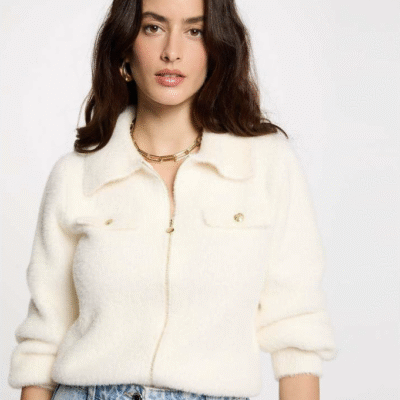 vest winters wit agora Dit heerlijke zachte vest van Morgan de toi heeft een leuke fluffy uitstraling. Kort pittig model, afgewerkt met mooie subtiele kleine goudkleurige knoopjes en smalle rits 