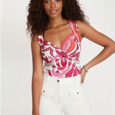 top exotic retro Breng een vleugje retro flair in je garderobe met onze exotische top. Deze prachtige top is ontworpen met een elegante halslijn en is vervaardigd uit een fijne stretchstof van dikkere kwaliteit, waardoor hij mooi valt en een flatterende pasvorm biedt. De aantrekkelijke kleurencombinatie van fuchsia, roze, wit en oranje zorgt voor een levendige uitstraling die perfect is voor zowel casual als speciale gelegenheden. **Kenmerken:** - **Stijl:** Retro, met een mooie halslijn - **Kleuren:** Fuchsia, roze, wit en oranje - **Materiaal:** Fijne stretchstof van dikkere kwaliteit - **Pasvorm:** Valt mooi en kleedt af Voeg deze opvallende top toe aan je collectie en maak een statement met je stijl!