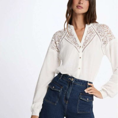 **Productomschrijving: Witte Blouse van Fijne Stretchstof** Voeg een vleugje elegantie toe aan je garderobe met deze stijlvolle witte blouse. Gemaakt van hoogwaardige fijne stretchstof, biedt deze blouse niet alleen comfort, maar ook een flatterende pasvorm. De aandacht gaat uit naar de unieke, leuke kanten schouderstukken die een romantische en chique uitstraling aan het geheel geven. **Belangrijkste Kenmerken:** - **Materiaal:** Fijne stretchstof voor optimaal draagcomfort. - **Design:** Versierd met mooie kanten schouderstukken voor een romantische touch. - **Stijl:** Een veelzijdige blouse die zowel een chique als sportieve uitstraling heeft, perfect voor verschillende gelegenheden. - **Pasvorm:** Flatterende snit die mooi aansluit op het lichaam en een moderne look biedt. Draag deze blouse met een elegante broek voor een formele gelegenheid of combineer hem met jeans voor een casual, maar toch verfijnde look. Deze blouse is een must-have in elke modebewuste garderobe!