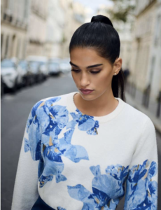 witte dames trui met bloem Breng kleur en leven in je garderobe met deze prachtige witte trui, versierd met een modieuze bloemprint in levendige blauwtinten. Deze trui is niet alleen een geweldige aanvulling op je casual outfit, maar kan ook gemakkelijk worden gestyled voor een chiquere look. **Kenmerken:** - *Kleur:* Stralend wit met opvallende bloemprint in diverse blauwtinten - *Stijl:* Sportief en casual, perfect voor in combinatie met jeans, maar ook elegant te dragen met een witte pantalon voor een meer chique uitstraling - *Materiaal:* Comfortabel en ademend voor een fijne draagervaring - *Pasvorm:* Gelukkig en veelzijdig, geschikt voor verschillende gelegenheden Met deze trui voeg je een speelse touch toe aan je outfit, waar je ook naartoe gaat!