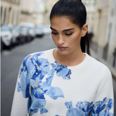 witte dames trui met bloem Breng kleur en leven in je garderobe met deze prachtige witte trui, versierd met een modieuze bloemprint in levendige blauwtinten. Deze trui is niet alleen een geweldige aanvulling op je casual outfit, maar kan ook gemakkelijk worden gestyled voor een chiquere look. **Kenmerken:** - *Kleur:* Stralend wit met opvallende bloemprint in diverse blauwtinten - *Stijl:* Sportief en casual, perfect voor in combinatie met jeans, maar ook elegant te dragen met een witte pantalon voor een meer chique uitstraling - *Materiaal:* Comfortabel en ademend voor een fijne draagervaring - *Pasvorm:* Gelukkig en veelzijdig, geschikt voor verschillende gelegenheden Met deze trui voeg je een speelse touch toe aan je outfit, waar je ook naartoe gaat!