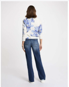 witte dames trui met bloem Breng kleur en leven in je garderobe met deze prachtige witte trui, versierd met een modieuze bloemprint in levendige blauwtinten. Deze trui is niet alleen een geweldige aanvulling op je casual outfit, maar kan ook gemakkelijk worden gestyled voor een chiquere look. **Kenmerken:** - *Kleur:* Stralend wit met opvallende bloemprint in diverse blauwtinten - *Stijl:* Sportief en casual, perfect voor in combinatie met jeans, maar ook elegant te dragen met een witte pantalon voor een meer chique uitstraling - *Materiaal:* Comfortabel en ademend voor een fijne draagervaring - *Pasvorm:* Gelukkig en veelzijdig, geschikt voor verschillende gelegenheden Met deze trui voeg je een speelse touch toe aan je outfit, waar je ook naartoe gaat!