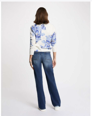 witte dames trui met bloem Breng kleur en leven in je garderobe met deze prachtige witte trui, versierd met een modieuze bloemprint in levendige blauwtinten. Deze trui is niet alleen een geweldige aanvulling op je casual outfit, maar kan ook gemakkelijk worden gestyled voor een chiquere look. **Kenmerken:** - *Kleur:* Stralend wit met opvallende bloemprint in diverse blauwtinten - *Stijl:* Sportief en casual, perfect voor in combinatie met jeans, maar ook elegant te dragen met een witte pantalon voor een meer chique uitstraling - *Materiaal:* Comfortabel en ademend voor een fijne draagervaring - *Pasvorm:* Gelukkig en veelzijdig, geschikt voor verschillende gelegenheden Met deze trui voeg je een speelse touch toe aan je outfit, waar je ook naartoe gaat!