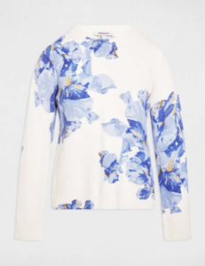 witte dames trui met bloem Breng kleur en leven in je garderobe met deze prachtige witte trui, versierd met een modieuze bloemprint in levendige blauwtinten. Deze trui is niet alleen een geweldige aanvulling op je casual outfit, maar kan ook gemakkelijk worden gestyled voor een chiquere look. **Kenmerken:** - *Kleur:* Stralend wit met opvallende bloemprint in diverse blauwtinten - *Stijl:* Sportief en casual, perfect voor in combinatie met jeans, maar ook elegant te dragen met een witte pantalon voor een meer chique uitstraling - *Materiaal:* Comfortabel en ademend voor een fijne draagervaring - *Pasvorm:* Gelukkig en veelzijdig, geschikt voor verschillende gelegenheden Met deze trui voeg je een speelse touch toe aan je outfit, waar je ook naartoe gaat!