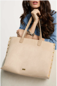 Schoudertas Morgan de Toi Maak kennis met de stijlvolle schoudertas van Morgan de Toi in een elegant lichtbeige tint. Deze tas is niet alleen een mode-item, maar ook een functioneel accessoire dat perfect is voor de moderne vrouw. Met een mooi formaat biedt deze tas voldoende ruimte voor al je essentiële spullen, inclusief een laptop, waardoor hij ideaal is voor zowel werk als vrije tijd. De stevige kwaliteit van de tas garandeert dat hij dagelijks gebruik moeiteloos aankan, terwijl de zorgvuldig gekozen materialen zorgen voor een luxe uitstraling. Wat deze tas echt uniek maakt, zijn de stoere spikes aan de zijkanten. Deze opvallende details voegen een edgy touch toe aan het ontwerp en maken de tas perfect voor iemand die graag de laatste modetrends volgt zonder in te boeten op functionaliteit. Of je nu naar kantoor gaat, een meeting hebt of een dagje op stap bent, deze tas blijft een betrouwbare metgezel. Hij biedt niet alleen voldoende ruimte en stevigheid, maar zorgt er ook voor dat je volumineuze items met stijl kunt dragen. Met de Morgan de Toi schoudertas ben je verzekerd van een praktische oplossing die je outfit compleet maakt en je persoonlijke stijl onderstreept. Voel je vrij om deze prachtige tas aan je collectie toe te voegen en maak elke dag een modieuze statement!