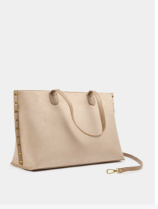 Schoudertas Morgan de Toi Maak kennis met de stijlvolle schoudertas van Morgan de Toi in een elegant lichtbeige tint. Deze tas is niet alleen een mode-item, maar ook een functioneel accessoire dat perfect is voor de moderne vrouw. Met een mooi formaat biedt deze tas voldoende ruimte voor al je essentiële spullen, inclusief een laptop, waardoor hij ideaal is voor zowel werk als vrije tijd. De stevige kwaliteit van de tas garandeert dat hij dagelijks gebruik moeiteloos aankan, terwijl de zorgvuldig gekozen materialen zorgen voor een luxe uitstraling. Wat deze tas echt uniek maakt, zijn de stoere spikes aan de zijkanten. Deze opvallende details voegen een edgy touch toe aan het ontwerp en maken de tas perfect voor iemand die graag de laatste modetrends volgt zonder in te boeten op functionaliteit. Of je nu naar kantoor gaat, een meeting hebt of een dagje op stap bent, deze tas blijft een betrouwbare metgezel. Hij biedt niet alleen voldoende ruimte en stevigheid, maar zorgt er ook voor dat je volumineuze items met stijl kunt dragen. Met de Morgan de Toi schoudertas ben je verzekerd van een praktische oplossing die je outfit compleet maakt en je persoonlijke stijl onderstreept. Voel je vrij om deze prachtige tas aan je collectie toe te voegen en maak elke dag een modieuze statement!