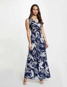 Lange Jurk in Exotic Blue Voeg een vleugje flair toe aan je garderobe met deze prachtige lange jurk in een betoverende exotic blue kleur. Gemaakt van hoogwaardige stretchstof, biedt deze jurk zowel comfort als een uitstekende pasvorm. Met een stijlvol, exotisch retro patroon is deze jurk perfect voor zowel casual als feestelijke gelegenheden. **Belangrijkste Kenmerken:** - **Materiaal:** Mooie kwaliteit stretchstof die zorgt voor een perfecte fit en veel bewegingsvrijheid. - **Kleur en Patroon:** Exotisch retro patroon in een levendige blue tint, wat de jurk een unieke uitstraling geeft. - **Dekolleté:** Strakke decolleté die een vrouwelijke touch toevoegt, perfect voor een elegante uitstraling. - **Taille:** Slanke taillelijn die de voorkeursgebieden accentueert en een flatterende silhouette creëert. - **Pasvorm:** Val luchtig en zwierig, waardoor de jurk beweging en elegantie uitstraalt. Of je nu een zomerse bruiloft bijwoont of een dagje uit plant, deze lange jurk is een veelzijdig en stijlvol stuk dat je niet wilt missen. Combineer het met sandalen voor een casual look of met hakken voor een meer formele gelegenheid!