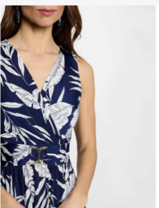 Lange Jurk in Exotic Blue Voeg een vleugje flair toe aan je garderobe met deze prachtige lange jurk in een betoverende exotic blue kleur. Gemaakt van hoogwaardige stretchstof, biedt deze jurk zowel comfort als een uitstekende pasvorm. Met een stijlvol, exotisch retro patroon is deze jurk perfect voor zowel casual als feestelijke gelegenheden. **Belangrijkste Kenmerken:** - **Materiaal:** Mooie kwaliteit stretchstof die zorgt voor een perfecte fit en veel bewegingsvrijheid. - **Kleur en Patroon:** Exotisch retro patroon in een levendige blue tint, wat de jurk een unieke uitstraling geeft. - **Dekolleté:** Strakke decolleté die een vrouwelijke touch toevoegt, perfect voor een elegante uitstraling. - **Taille:** Slanke taillelijn die de voorkeursgebieden accentueert en een flatterende silhouette creëert. - **Pasvorm:** Val luchtig en zwierig, waardoor de jurk beweging en elegantie uitstraalt. Of je nu een zomerse bruiloft bijwoont of een dagje uit plant, deze lange jurk is een veelzijdig en stijlvol stuk dat je niet wilt missen. Combineer het met sandalen voor een casual look of met hakken voor een meer formele gelegenheid!