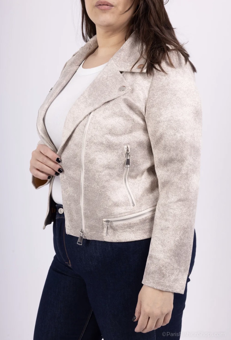 Biker Jasje suede taupe look XXL van Stretchstof in Verwassen taupe/beige suede Kleur** Maak een statement met dit trendy biker jasje, vervaardigd uit comfortabele stretchstof in een unieke verwassen taupe/beige suede kleur. Dit jasje is een perfecte mix van edgy en stijlvol, en is ontworpen voor de modebewuste vrouw die op zoek is naar iets bijzonders. **Belangrijkste Kenmerken:** - **Materiaal:** Hoogwaardige stretchstof die zorgt voor een optimale pasvorm en comfort. - **Kleur:** Verwassen gouden tint voor een chique en opvallende uitstraling. - **Details:** Voorzien van zilverkleurige ritssluitingen en knopen die een moderne twist geven aan het klassieke bikerdesign. - **Pasvorm:** Strakke taillelijn die de vrouwelijke silhouette accentueert en een flatterende look biedt. Draag dit biker jasje moeiteloos over een casual outfit voor een edgy touch of combineer het met een elegante jurk voor een gedurfde, fashion-forward look. Een essentieel stuk dat niet mag ontbreken in jouw kledingkast!