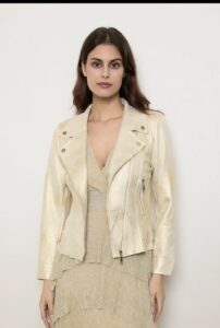 Biker Jasje goud XXL van Stretchstof in Verwassen Gouden Kleur** Maak een statement met dit trendy biker jasje, vervaardigd uit comfortabele stretchstof in een unieke verwassen gouden kleur. Dit jasje is een perfecte mix van edgy en stijlvol, en is ontworpen voor de modebewuste vrouw die op zoek is naar iets bijzonders. **Belangrijkste Kenmerken:** - **Materiaal:** Hoogwaardige stretchstof die zorgt voor een optimale pasvorm en comfort. - **Kleur:** Verwassen gouden tint voor een chique en opvallende uitstraling. - **Details:** Voorzien van zilverkleurige ritssluitingen en knopen die een moderne twist geven aan het klassieke bikerdesign. - **Pasvorm:** Strakke taillelijn die de vrouwelijke silhouette accentueert en een flatterende look biedt. Draag dit biker jasje moeiteloos over een casual outfit voor een edgy touch of combineer het met een elegante jurk voor een gedurfde, fashion-forward look. Een essentieel stuk dat niet mag ontbreken in jouw kledingkast!