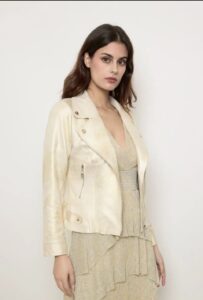 Biker Jasje goud XXL van Stretchstof in Verwassen Gouden Kleur** Maak een statement met dit trendy biker jasje, vervaardigd uit comfortabele stretchstof in een unieke verwassen gouden kleur. Dit jasje is een perfecte mix van edgy en stijlvol, en is ontworpen voor de modebewuste vrouw die op zoek is naar iets bijzonders. **Belangrijkste Kenmerken:** - **Materiaal:** Hoogwaardige stretchstof die zorgt voor een optimale pasvorm en comfort. - **Kleur:** Verwassen gouden tint voor een chique en opvallende uitstraling. - **Details:** Voorzien van zilverkleurige ritssluitingen en knopen die een moderne twist geven aan het klassieke bikerdesign. - **Pasvorm:** Strakke taillelijn die de vrouwelijke silhouette accentueert en een flatterende look biedt. Draag dit biker jasje moeiteloos over een casual outfit voor een edgy touch of combineer het met een elegante jurk voor een gedurfde, fashion-forward look. Een essentieel stuk dat niet mag ontbreken in jouw kledingkast!