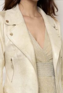 Biker Jasje goud XXL van Stretchstof in Verwassen Gouden Kleur** Maak een statement met dit trendy biker jasje, vervaardigd uit comfortabele stretchstof in een unieke verwassen gouden kleur. Dit jasje is een perfecte mix van edgy en stijlvol, en is ontworpen voor de modebewuste vrouw die op zoek is naar iets bijzonders. **Belangrijkste Kenmerken:** - **Materiaal:** Hoogwaardige stretchstof die zorgt voor een optimale pasvorm en comfort. - **Kleur:** Verwassen gouden tint voor een chique en opvallende uitstraling. - **Details:** Voorzien van zilverkleurige ritssluitingen en knopen die een moderne twist geven aan het klassieke bikerdesign. - **Pasvorm:** Strakke taillelijn die de vrouwelijke silhouette accentueert en een flatterende look biedt. Draag dit biker jasje moeiteloos over een casual outfit voor een edgy touch of combineer het met een elegante jurk voor een gedurfde, fashion-forward look. Een essentieel stuk dat niet mag ontbreken in jouw kledingkast!