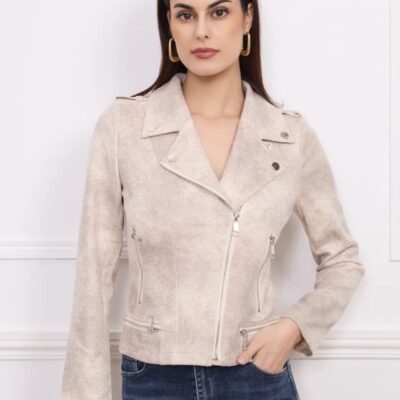 Biker Jasje suede taupe look XXL van Stretchstof in Verwassen taupe/beige suede Kleur** Maak een statement met dit trendy biker jasje, vervaardigd uit comfortabele stretchstof in een unieke verwassen taupe/beige suede kleur. Dit jasje is een perfecte mix van edgy en stijlvol, en is ontworpen voor de modebewuste vrouw die op zoek is naar iets bijzonders. **Belangrijkste Kenmerken:** - **Materiaal:** Hoogwaardige stretchstof die zorgt voor een optimale pasvorm en comfort. - **Kleur:** Verwassen gouden tint voor een chique en opvallende uitstraling. - **Details:** Voorzien van zilverkleurige ritssluitingen en knopen die een moderne twist geven aan het klassieke bikerdesign. - **Pasvorm:** Strakke taillelijn die de vrouwelijke silhouette accentueert en een flatterende look biedt. Draag dit biker jasje moeiteloos over een casual outfit voor een edgy touch of combineer het met een elegante jurk voor een gedurfde, fashion-forward look. Een essentieel stuk dat niet mag ontbreken in jouw kledingkast!