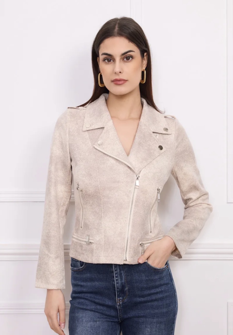 Biker Jasje suede taupe look XXL van Stretchstof in Verwassen taupe/beige suede Kleur** Maak een statement met dit trendy biker jasje, vervaardigd uit comfortabele stretchstof in een unieke verwassen taupe/beige suede kleur. Dit jasje is een perfecte mix van edgy en stijlvol, en is ontworpen voor de modebewuste vrouw die op zoek is naar iets bijzonders. **Belangrijkste Kenmerken:** - **Materiaal:** Hoogwaardige stretchstof die zorgt voor een optimale pasvorm en comfort. - **Kleur:** Verwassen gouden tint voor een chique en opvallende uitstraling. - **Details:** Voorzien van zilverkleurige ritssluitingen en knopen die een moderne twist geven aan het klassieke bikerdesign. - **Pasvorm:** Strakke taillelijn die de vrouwelijke silhouette accentueert en een flatterende look biedt. Draag dit biker jasje moeiteloos over een casual outfit voor een edgy touch of combineer het met een elegante jurk voor een gedurfde, fashion-forward look. Een essentieel stuk dat niet mag ontbreken in jouw kledingkast!