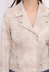 Biker Jasje suede taupe look XXL van Stretchstof in Verwassen taupe/beige suede Kleur** Maak een statement met dit trendy biker jasje, vervaardigd uit comfortabele stretchstof in een unieke verwassen taupe/beige suede kleur. Dit jasje is een perfecte mix van edgy en stijlvol, en is ontworpen voor de modebewuste vrouw die op zoek is naar iets bijzonders. **Belangrijkste Kenmerken:** - **Materiaal:** Hoogwaardige stretchstof die zorgt voor een optimale pasvorm en comfort. - **Kleur:** Verwassen gouden tint voor een chique en opvallende uitstraling. - **Details:** Voorzien van zilverkleurige ritssluitingen en knopen die een moderne twist geven aan het klassieke bikerdesign. - **Pasvorm:** Strakke taillelijn die de vrouwelijke silhouette accentueert en een flatterende look biedt. Draag dit biker jasje moeiteloos over een casual outfit voor een edgy touch of combineer het met een elegante jurk voor een gedurfde, fashion-forward look. Een essentieel stuk dat niet mag ontbreken in jouw kledingkast!