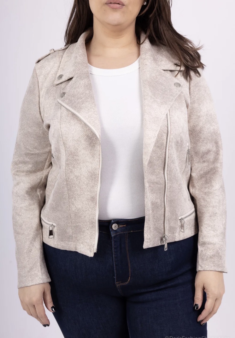 Biker Jasje suede taupe look XXL van Stretchstof in Verwassen taupe/beige suede Kleur** Maak een statement met dit trendy biker jasje, vervaardigd uit comfortabele stretchstof in een unieke verwassen taupe/beige suede kleur. Dit jasje is een perfecte mix van edgy en stijlvol, en is ontworpen voor de modebewuste vrouw die op zoek is naar iets bijzonders. **Belangrijkste Kenmerken:** - **Materiaal:** Hoogwaardige stretchstof die zorgt voor een optimale pasvorm en comfort. - **Kleur:** Verwassen gouden tint voor een chique en opvallende uitstraling. - **Details:** Voorzien van zilverkleurige ritssluitingen en knopen die een moderne twist geven aan het klassieke bikerdesign. - **Pasvorm:** Strakke taillelijn die de vrouwelijke silhouette accentueert en een flatterende look biedt. Draag dit biker jasje moeiteloos over een casual outfit voor een edgy touch of combineer het met een elegante jurk voor een gedurfde, fashion-forward look. Een essentieel stuk dat niet mag ontbreken in jouw kledingkast!