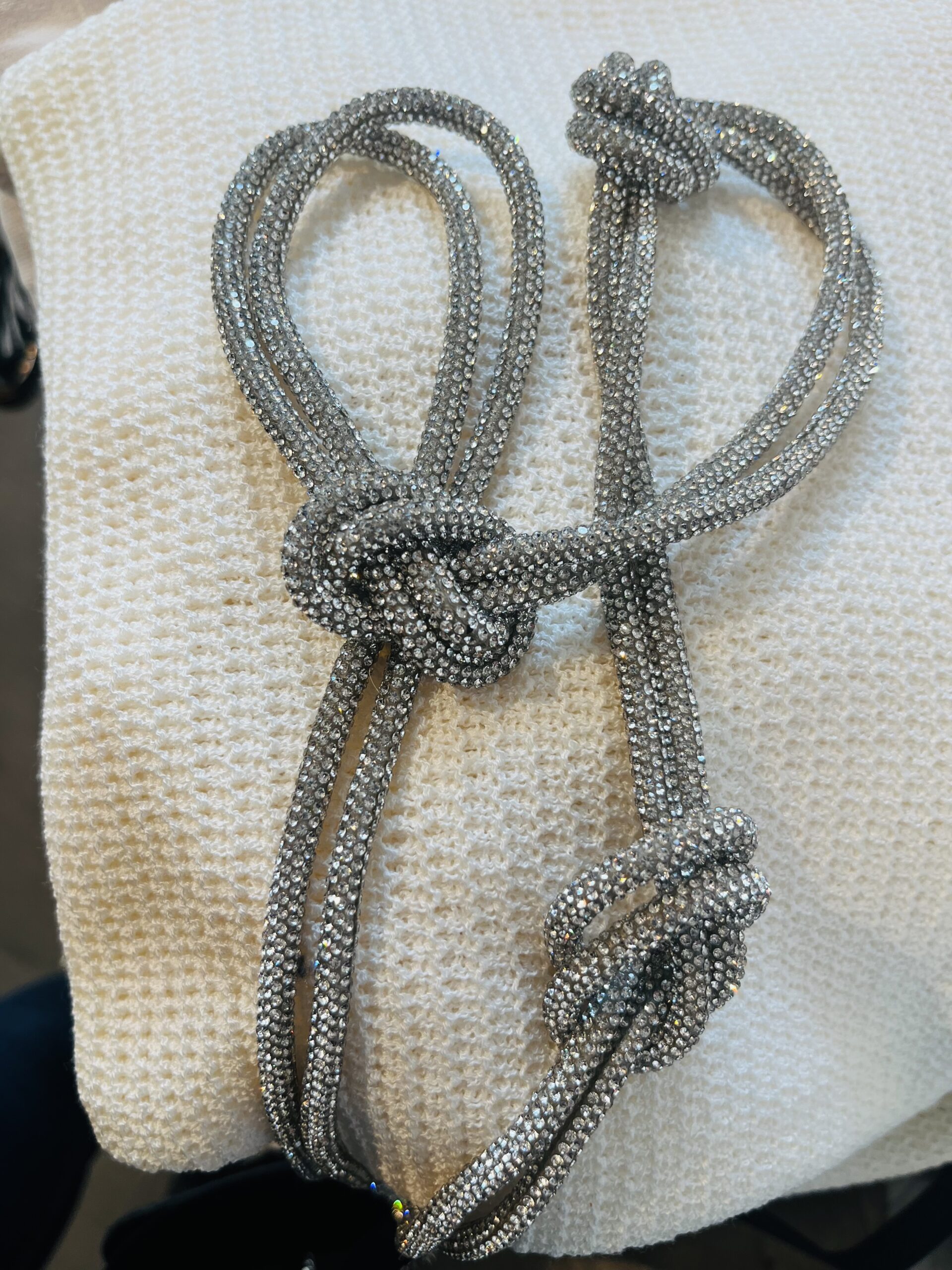 kettingriem dames shiny Breng een vleugje glamour in je garderobe met deze stijlvolle damesriem van metaal, perfect voor elke gelegenheid. De riem is ontworpen in een kettingvorm en versierd met schitterende, glanzende ‘little diamonds’ in een uniek knoopdesign. Dit bijzondere detail zorgt niet alleen voor een sportieve uitstraling, maar maakt de riem ook tot een fraaie eyecatcher voor bij een avondjurk. **Kenmerken:** - *Design:* Kettingvorm met knoopdetail - *Decoratie:* Shiny 'little diamonds' voor een luxe uitstraling - *Stijl:* Ideaal voor zowel casual looks met jeans als feestelijke outfits - *Materiaal:* Duurzaam metaal voor een stevige en betrouwbare fit Voeg deze veelzijdige riem toe aan je collectie en ervaar de perfecte balans tussen sportief en chic!