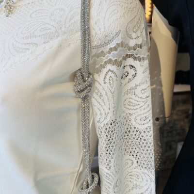 kettingriem dames shiny Breng een vleugje glamour in je garderobe met deze stijlvolle damesriem van metaal, perfect voor elke gelegenheid. De riem is ontworpen in een kettingvorm en versierd met schitterende, glanzende ‘little diamonds’ in een uniek knoopdesign. Dit bijzondere detail zorgt niet alleen voor een sportieve uitstraling, maar maakt de riem ook tot een fraaie eyecatcher voor bij een avondjurk. **Kenmerken:** - *Design:* Kettingvorm met knoopdetail - *Decoratie:* Shiny 'little diamonds' voor een luxe uitstraling - *Stijl:* Ideaal voor zowel casual looks met jeans als feestelijke outfits - *Materiaal:* Duurzaam metaal voor een stevige en betrouwbare fit Voeg deze veelzijdige riem toe aan je collectie en ervaar de perfecte balans tussen sportief en chic!