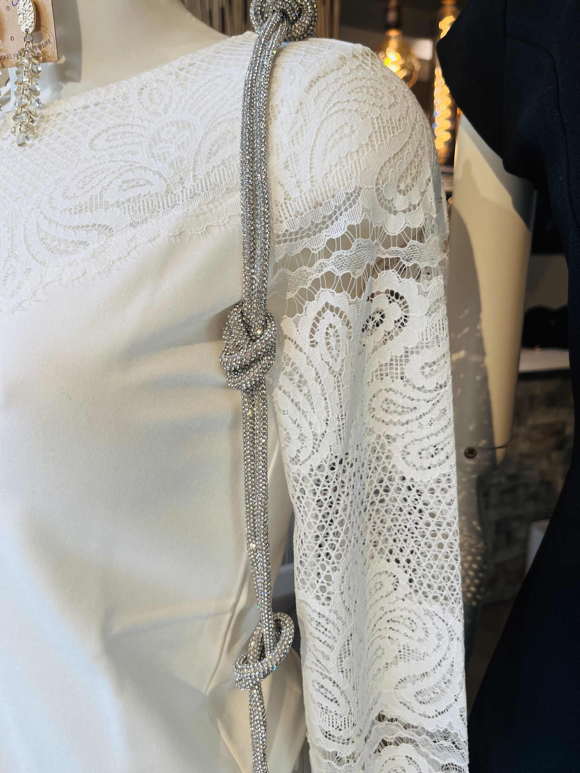 kettingriem dames shiny Breng een vleugje glamour in je garderobe met deze stijlvolle damesriem van metaal, perfect voor elke gelegenheid. De riem is ontworpen in een kettingvorm en versierd met schitterende, glanzende ‘little diamonds’ in een uniek knoopdesign. Dit bijzondere detail zorgt niet alleen voor een sportieve uitstraling, maar maakt de riem ook tot een fraaie eyecatcher voor bij een avondjurk. **Kenmerken:** - *Design:* Kettingvorm met knoopdetail - *Decoratie:* Shiny 'little diamonds' voor een luxe uitstraling - *Stijl:* Ideaal voor zowel casual looks met jeans als feestelijke outfits - *Materiaal:* Duurzaam metaal voor een stevige en betrouwbare fit Voeg deze veelzijdige riem toe aan je collectie en ervaar de perfecte balans tussen sportief en chic!