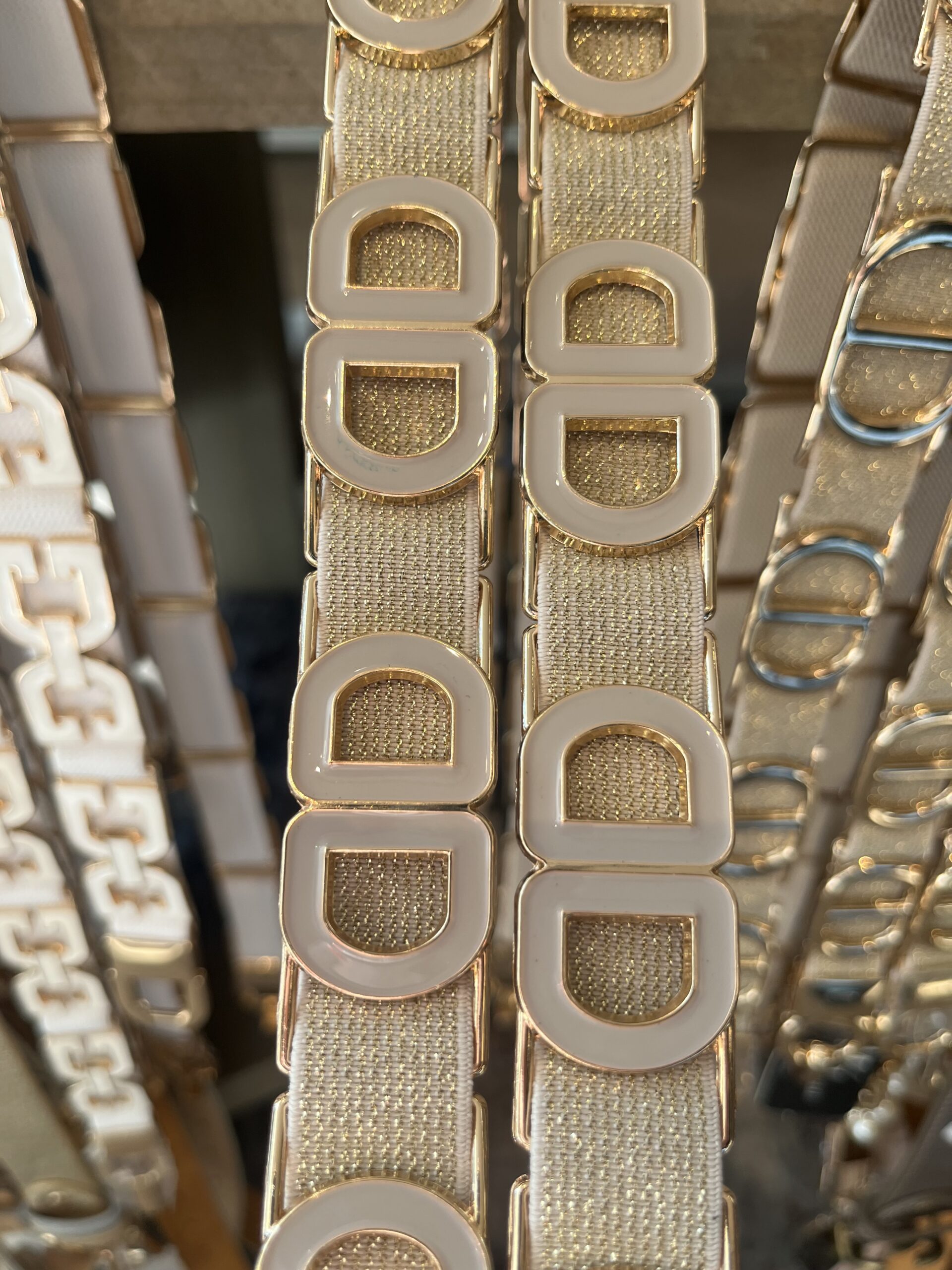 strechriem glitter Dior look Onze stijlvolle stretchriem met schakels, geïnspireerd door de iconische stijlen van Gucci, Chanel en Hermès. Deze riem combineert mode en functionaliteit, Het is one-size strech van mt 34™42 waardoor je altijd verzekerd bent van de perfecte pasvorm. Dankzij de elastische band die zich moeiteloos aanpast aan je taille, hoef je je nooit meer zorgen te maken over de maat.- **Elastisch En Aanpasbaar:** De hoogwaardige elastische band zorgt voor een comfortabele en flexibele pasvorm, geschikt voor elke gelegenheid.- **Stijlvolle Schakels:** De unieke schakels geven een luxe uitstraling en maken deze riem tot het perfecte accessoire voor elke outfit.- **Kleurvariaties:** Beschikbaar in diverse kleuren, zodat je altijd een stijl kunt kiezen die bij jouw persoonlijke smaak en look past.- **Veelzijdig Gebruik:** Perfect voor zowel casual als formele outfits, en een ideale aanvulling voor zowel je dagelijkse garderobe als speciale gelegenheden.Voeg een vleugje luxe toe aan je look met onze stretchriem met schakels – de ideale mix van comfort en stijl!