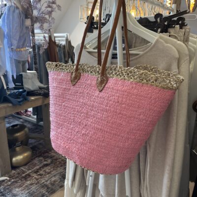 strandtas roze 39,95 Super gave rieten strandtas model boho Westmoodz collectie rieten strandtassen zijn hand-made gevlochten tassen van palmblad… de pailletten in allemaal vrolijke kleurtjes zijn er stuk voor stuk opgenaaid waardoor ze vast zitten aan het riet. De rieten strandtas is afgewerkt met extra lange hengsels, zodat deze makkelijk op de schouders kan worden gedragen. De hengsels zitten stevig aan de tas vast genaaid, waardoor het geen probleem is om lekker veel spullen/gewicht mee te nemen. Dat maakt ze heel handig en leuk als shopper…maar helemaal geweldig voor een dagje on the beach! De strandtas heeft een afsluitbare binnenvoering met tunnelkoord.