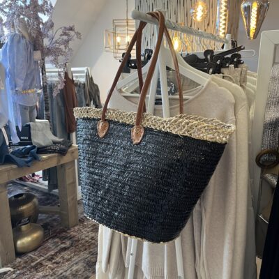 beach bag riet zwart Super gave rieten strandtas model boho Westmoodz collectie rieten strandtassen zijn hand-made gevlochten tassen van palmblad… de pailletten in allemaal vrolijke kleurtjes zijn er stuk voor stuk opgenaaid waardoor ze vast zitten aan het riet. De rieten strandtas is afgewerkt met extra lange hengsels, zodat deze makkelijk op de schouders kan worden gedragen. De hengsels zitten stevig aan de tas vast genaaid, waardoor het geen probleem is om lekker veel spullen/gewicht mee te nemen. Dat maakt ze heel handig en leuk als shopper…maar helemaal geweldig voor een dagje on the beach! De strandtas heeft een afsluitbare binnenvoering met tunnelkoord.