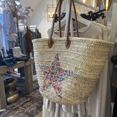 rieten strandtas ster multi color Super gave rieten strandtas met een ster in multi color gekleurde pailletten. Onze Westmoodz collectie rieten strandtassen zijn handmade gevlochten tassen… de pailletten zijn er stuk voor stuk opgenaaid waardoor ze stevig vast zitten op het riet. De rieten strandtas is afgewerkt met extra lange hengsels, zodat deze makkelijk op de schouders kan worden gedragen. De hengsels zitten vast aan de tas met metalen spikes, waardoor het geen probleem is om lekker veel spullen/gewicht mee te nemen. Heel handig en leuk als shopper…maar helemaal geweldig voor een dagje on the beach! De strandtas heeft een afsluitbare binnenvoering met tunnelkoord. Onze rieten strandtassen worden hand-made in Marrakech.