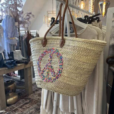 rieten strandtas peace aqua 29.95 Super gave rieten strandtas met een peace teken in aqua gekleurde pailletten. Onze Westmoodz collectie rieten strandtassen zijn handmade gevlochten tassen… de pailletten zijn er stuk voor stuk opgenaaid waardoor ze stevig vast zitten op het riet. De rieten strandtas is afgewerkt met extra lange hengsels, zodat deze makkelijk op de schouders kan worden gedragen. De hengsels zitten vast aan de tas met metalen spikes, waardoor het geen probleem is om lekker veel spullen/gewicht mee te nemen. Heel handig en leuk als shopper…maar helemaal geweldig voor een dagje on the beach! De strandtas heeft een afsluitbare binnenvoering met tunnelkoord. Onze rieten strandtassen worden hand-made in Marrakech.