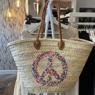rieten strandtas peace aqua 29.95 Super gave rieten strandtas met een peace teken in aqua gekleurde pailletten. Onze Westmoodz collectie rieten strandtassen zijn handmade gevlochten tassen… de pailletten zijn er stuk voor stuk opgenaaid waardoor ze stevig vast zitten op het riet. De rieten strandtas is afgewerkt met extra lange hengsels, zodat deze makkelijk op de schouders kan worden gedragen. De hengsels zitten vast aan de tas met metalen spikes, waardoor het geen probleem is om lekker veel spullen/gewicht mee te nemen. Heel handig en leuk als shopper…maar helemaal geweldig voor een dagje on the beach! De strandtas heeft een afsluitbare binnenvoering met tunnelkoord. Onze rieten strandtassen worden hand-made in Marrakech.