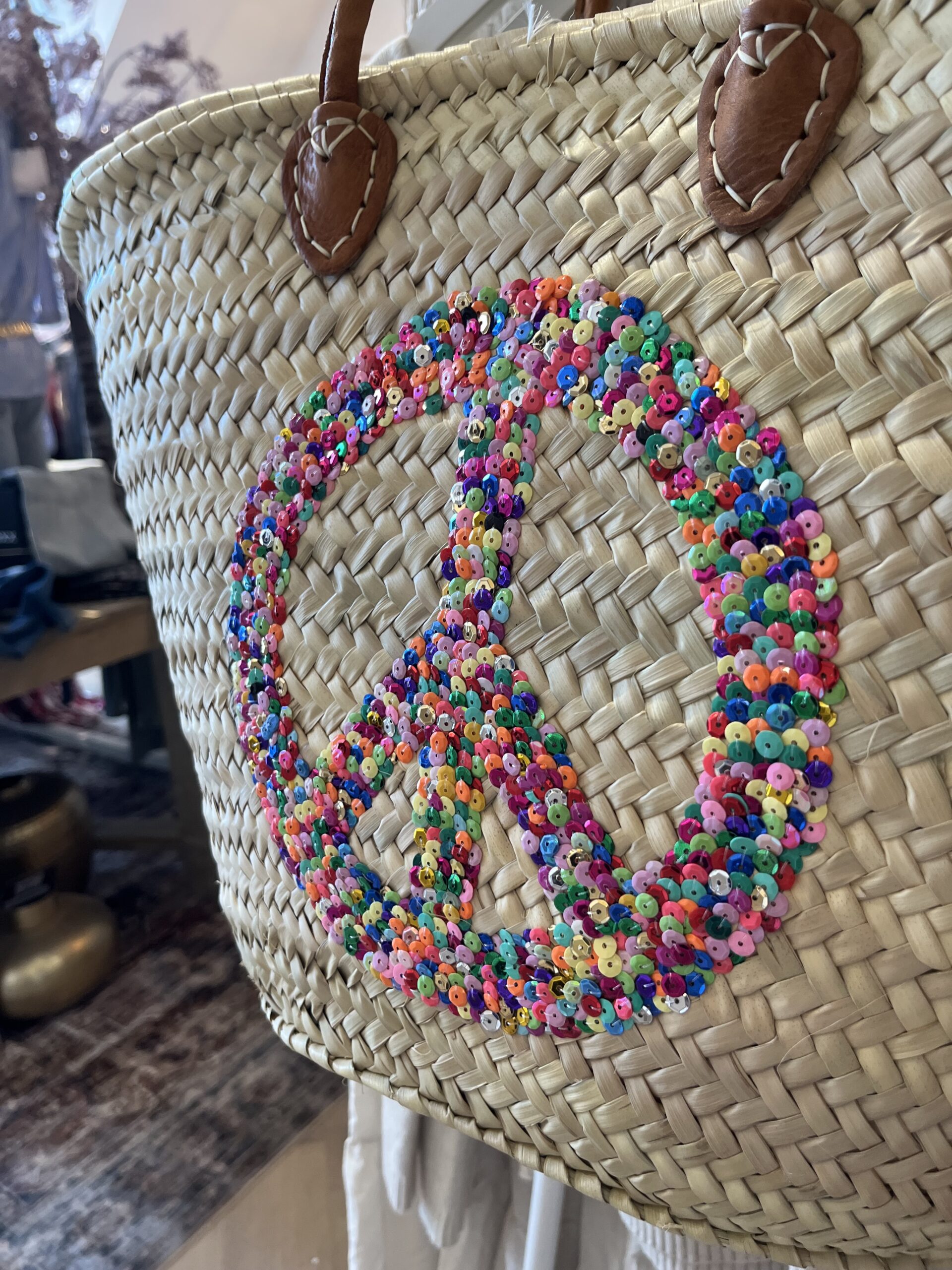 rieten strandtas peace aqua 29.95 Super gave rieten strandtas met een peace teken in aqua gekleurde pailletten. Onze Westmoodz collectie rieten strandtassen zijn handmade gevlochten tassen… de pailletten zijn er stuk voor stuk opgenaaid waardoor ze stevig vast zitten op het riet. De rieten strandtas is afgewerkt met extra lange hengsels, zodat deze makkelijk op de schouders kan worden gedragen. De hengsels zitten vast aan de tas met metalen spikes, waardoor het geen probleem is om lekker veel spullen/gewicht mee te nemen. Heel handig en leuk als shopper…maar helemaal geweldig voor een dagje on the beach! De strandtas heeft een afsluitbare binnenvoering met tunnelkoord. Onze rieten strandtassen worden hand-made in Marrakech.
