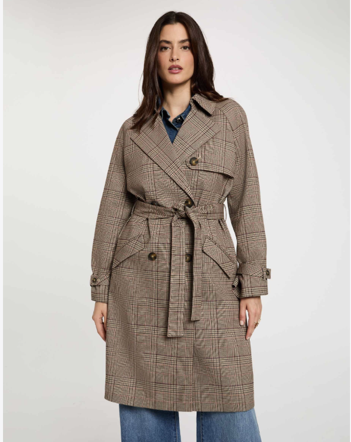 Trenchcoat Morgan de Toi - Bruin met Gemeleerd Subtiel Ruitje** Maak kennis met de verfijnde trenchcoat van Morgan de Toi, een perfecte combinatie van tijdloze stijl en moderne flair. Deze stijlvolle trenchcoat in een rijke bruine kleur is vervaardigd uit een hoogwaardige stof, verrijkt met een gemeleerd subtiel ruitpatroon, dat een elegant en chique accent toevoegt aan uw outfit. **Design en Kenmerken:** - **Double Breasted Sluiting:** De dubbele knoopsluiting zorgt niet alleen voor een perfecte pasvorm, maar voegt ook een klassieke touch toe aan het ontwerp. - **Schouderkap:** De schouderkap op de rug geeft deze trenchcoat een retro gevoel, waardoor het een ideale keuze is voor modebewuste vrouwen die houden van een vleugje vintage. - **Comfort en Functionaliteit:** De trenchcoat is ontworpen met zowel stijl als comfort in gedachten. Het biedt voldoende ruimte om eroverheen te dragen, ideaal voor diverse outfitcombinaties. - **Veelzijdig voor Diverse Gelegenheden:** Of het nu voor dagelijks gebruik, een speciale gelegenheid of zakelijk is, deze trenchcoat is perfect te dragen in verschillende settings. Met de trenchcoat van Morgan de Toi voegt u een uniek stuk toe aan uw garderobe dat zowel functioneel als modieus is. Til uw look naar een hoger niveau met deze tijdloze klassieker!