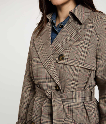 Trenchcoat Morgan de Toi - Bruin met Gemeleerd Subtiel Ruitje** Maak kennis met de verfijnde trenchcoat van Morgan de Toi, een perfecte combinatie van tijdloze stijl en moderne flair. Deze stijlvolle trenchcoat in een rijke bruine kleur is vervaardigd uit een hoogwaardige stof, verrijkt met een gemeleerd subtiel ruitpatroon, dat een elegant en chique accent toevoegt aan uw outfit. **Design en Kenmerken:** - **Double Breasted Sluiting:** De dubbele knoopsluiting zorgt niet alleen voor een perfecte pasvorm, maar voegt ook een klassieke touch toe aan het ontwerp. - **Schouderkap:** De schouderkap op de rug geeft deze trenchcoat een retro gevoel, waardoor het een ideale keuze is voor modebewuste vrouwen die houden van een vleugje vintage. - **Comfort en Functionaliteit:** De trenchcoat is ontworpen met zowel stijl als comfort in gedachten. Het biedt voldoende ruimte om eroverheen te dragen, ideaal voor diverse outfitcombinaties. - **Veelzijdig voor Diverse Gelegenheden:** Of het nu voor dagelijks gebruik, een speciale gelegenheid of zakelijk is, deze trenchcoat is perfect te dragen in verschillende settings. Met de trenchcoat van Morgan de Toi voegt u een uniek stuk toe aan uw garderobe dat zowel functioneel als modieus is. Til uw look naar een hoger niveau met deze tijdloze klassieker!