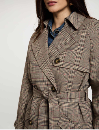 Trenchcoat Morgan de Toi - Bruin met Gemeleerd Subtiel Ruitje** Maak kennis met de verfijnde trenchcoat van Morgan de Toi, een perfecte combinatie van tijdloze stijl en moderne flair. Deze stijlvolle trenchcoat in een rijke bruine kleur is vervaardigd uit een hoogwaardige stof, verrijkt met een gemeleerd subtiel ruitpatroon, dat een elegant en chique accent toevoegt aan uw outfit. **Design en Kenmerken:** - **Double Breasted Sluiting:** De dubbele knoopsluiting zorgt niet alleen voor een perfecte pasvorm, maar voegt ook een klassieke touch toe aan het ontwerp. - **Schouderkap:** De schouderkap op de rug geeft deze trenchcoat een retro gevoel, waardoor het een ideale keuze is voor modebewuste vrouwen die houden van een vleugje vintage. - **Comfort en Functionaliteit:** De trenchcoat is ontworpen met zowel stijl als comfort in gedachten. Het biedt voldoende ruimte om eroverheen te dragen, ideaal voor diverse outfitcombinaties. - **Veelzijdig voor Diverse Gelegenheden:** Of het nu voor dagelijks gebruik, een speciale gelegenheid of zakelijk is, deze trenchcoat is perfect te dragen in verschillende settings. Met de trenchcoat van Morgan de Toi voegt u een uniek stuk toe aan uw garderobe dat zowel functioneel als modieus is. Til uw look naar een hoger niveau met deze tijdloze klassieker!