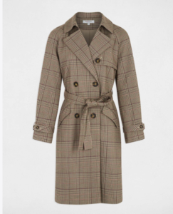 Trenchcoat Morgan de Toi - Bruin met Gemeleerd Subtiel Ruitje** Maak kennis met de verfijnde trenchcoat van Morgan de Toi, een perfecte combinatie van tijdloze stijl en moderne flair. Deze stijlvolle trenchcoat in een rijke bruine kleur is vervaardigd uit een hoogwaardige stof, verrijkt met een gemeleerd subtiel ruitpatroon, dat een elegant en chique accent toevoegt aan uw outfit. **Design en Kenmerken:** - **Double Breasted Sluiting:** De dubbele knoopsluiting zorgt niet alleen voor een perfecte pasvorm, maar voegt ook een klassieke touch toe aan het ontwerp. - **Schouderkap:** De schouderkap op de rug geeft deze trenchcoat een retro gevoel, waardoor het een ideale keuze is voor modebewuste vrouwen die houden van een vleugje vintage. - **Comfort en Functionaliteit:** De trenchcoat is ontworpen met zowel stijl als comfort in gedachten. Het biedt voldoende ruimte om eroverheen te dragen, ideaal voor diverse outfitcombinaties. - **Veelzijdig voor Diverse Gelegenheden:** Of het nu voor dagelijks gebruik, een speciale gelegenheid of zakelijk is, deze trenchcoat is perfect te dragen in verschillende settings. Met de trenchcoat van Morgan de Toi voegt u een uniek stuk toe aan uw garderobe dat zowel functioneel als modieus is. Til uw look naar een hoger niveau met deze tijdloze klassieker!