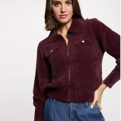 vestje kort agora look bordeaux Dit heerlijke zachte vest van Morgan de toi heeft een leuke fluffy uitstraling. Kort pittig model, afgewerkt met mooie subtiele kleine goudkleurige knoopjes en smalle rits