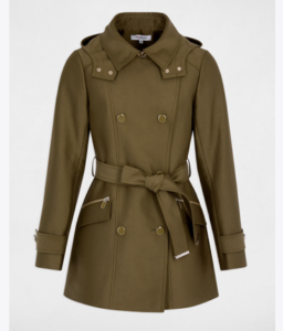 trenchcoats army green Maak kennis met de verfijnde trenchcoat van Morgan de Toi, een perfecte combinatie van tijdloze stijl en moderne flair. Deze stijlvolle trenchcoat in een rijke army kleur is vervaardigd uit een hoogwaardige stof, met mooie afwerking in de knopen en ceintuur  dat een elegant en chique accent toevoegt aan uw outfit. **Design en Kenmerken:** - **Double Breasted Sluiting:** De dubbele knoopsluiting zorgt niet alleen voor een perfecte pasvorm, maar voegt ook een klassieke touch toe aan het ontwerp. - **Comfort en Functionaliteit:** De trenchcoat is ontworpen met zowel stijl als comfort in gedachten. Het biedt voldoende ruimte om eroverheen te dragen, ideaal voor diverse outfitcombinaties. - **Veelzijdig voor Diverse Gelegenheden:** Of het nu voor dagelijks gebruik, een speciale gelegenheid of zakelijk is, deze trenchcoat is perfect te dragen in verschillende settings. Met de trenchcoat van Morgan de Toi voegt u een uniek stuk toe aan uw garderobe dat zowel functioneel als modieus is. Til uw look naar een hoger niveau met deze tijdloze klassieker!