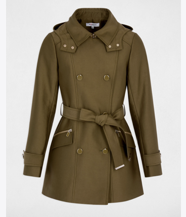 trenchcoats army green Maak kennis met de verfijnde trenchcoat van Morgan de Toi, een perfecte combinatie van tijdloze stijl en moderne flair. Deze stijlvolle trenchcoat in een rijke army kleur is vervaardigd uit een hoogwaardige stof, met mooie afwerking in de knopen en ceintuur dat een elegant en chique accent toevoegt aan uw outfit. **Design en Kenmerken:** - **Double Breasted Sluiting:** De dubbele knoopsluiting zorgt niet alleen voor een perfecte pasvorm, maar voegt ook een klassieke touch toe aan het ontwerp. - **Comfort en Functionaliteit:** De trenchcoat is ontworpen met zowel stijl als comfort in gedachten. Het biedt voldoende ruimte om eroverheen te dragen, ideaal voor diverse outfitcombinaties. - **Veelzijdig voor Diverse Gelegenheden:** Of het nu voor dagelijks gebruik, een speciale gelegenheid of zakelijk is, deze trenchcoat is perfect te dragen in verschillende settings. Met de trenchcoat van Morgan de Toi voegt u een uniek stuk toe aan uw garderobe dat zowel functioneel als modieus is. Til uw look naar een hoger niveau met deze tijdloze klassieker!