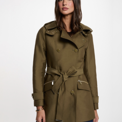 trenchcoats army green Maak kennis met de verfijnde trenchcoat van Morgan de Toi, een perfecte combinatie van tijdloze stijl en moderne flair. Deze stijlvolle trenchcoat in een rijke army kleur is vervaardigd uit een hoogwaardige stof, met mooie afwerking in de knopen en ceintuur  dat een elegant en chique accent toevoegt aan uw outfit. **Design en Kenmerken:** - **Double Breasted Sluiting:** De dubbele knoopsluiting zorgt niet alleen voor een perfecte pasvorm, maar voegt ook een klassieke touch toe aan het ontwerp. - **Comfort en Functionaliteit:** De trenchcoat is ontworpen met zowel stijl als comfort in gedachten. Het biedt voldoende ruimte om eroverheen te dragen, ideaal voor diverse outfitcombinaties. - **Veelzijdig voor Diverse Gelegenheden:** Of het nu voor dagelijks gebruik, een speciale gelegenheid of zakelijk is, deze trenchcoat is perfect te dragen in verschillende settings. Met de trenchcoat van Morgan de Toi voegt u een uniek stuk toe aan uw garderobe dat zowel functioneel als modieus is. Til uw look naar een hoger niveau met deze tijdloze klassieker!