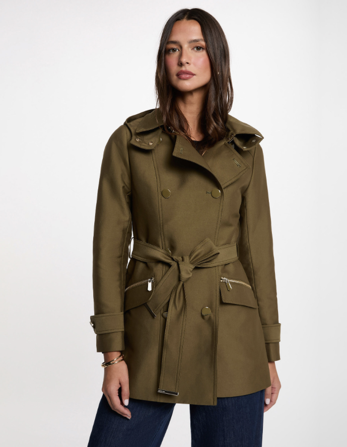 trenchcoats army green Maak kennis met de verfijnde trenchcoat van Morgan de Toi, een perfecte combinatie van tijdloze stijl en moderne flair. Deze stijlvolle trenchcoat in een rijke army kleur is vervaardigd uit een hoogwaardige stof, met mooie afwerking in de knopen en ceintuur dat een elegant en chique accent toevoegt aan uw outfit. **Design en Kenmerken:** - **Double Breasted Sluiting:** De dubbele knoopsluiting zorgt niet alleen voor een perfecte pasvorm, maar voegt ook een klassieke touch toe aan het ontwerp. - **Comfort en Functionaliteit:** De trenchcoat is ontworpen met zowel stijl als comfort in gedachten. Het biedt voldoende ruimte om eroverheen te dragen, ideaal voor diverse outfitcombinaties. - **Veelzijdig voor Diverse Gelegenheden:** Of het nu voor dagelijks gebruik, een speciale gelegenheid of zakelijk is, deze trenchcoat is perfect te dragen in verschillende settings. Met de trenchcoat van Morgan de Toi voegt u een uniek stuk toe aan uw garderobe dat zowel functioneel als modieus is. Til uw look naar een hoger niveau met deze tijdloze klassieker!