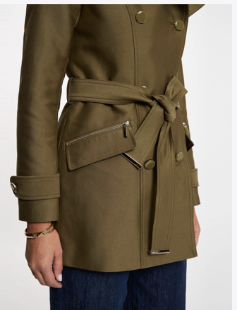 trenchcoats army green Maak kennis met de verfijnde trenchcoat van Morgan de Toi, een perfecte combinatie van tijdloze stijl en moderne flair. Deze stijlvolle trenchcoat in een rijke army kleur is vervaardigd uit een hoogwaardige stof, met mooie afwerking in de knopen en ceintuur dat een elegant en chique accent toevoegt aan uw outfit. **Design en Kenmerken:** - **Double Breasted Sluiting:** De dubbele knoopsluiting zorgt niet alleen voor een perfecte pasvorm, maar voegt ook een klassieke touch toe aan het ontwerp. - **Comfort en Functionaliteit:** De trenchcoat is ontworpen met zowel stijl als comfort in gedachten. Het biedt voldoende ruimte om eroverheen te dragen, ideaal voor diverse outfitcombinaties. - **Veelzijdig voor Diverse Gelegenheden:** Of het nu voor dagelijks gebruik, een speciale gelegenheid of zakelijk is, deze trenchcoat is perfect te dragen in verschillende settings. Met de trenchcoat van Morgan de Toi voegt u een uniek stuk toe aan uw garderobe dat zowel functioneel als modieus is. Til uw look naar een hoger niveau met deze tijdloze klassieker!
