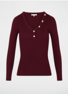 truitje basic bordeaux met gouden knopen Ontdek de perfecte combinatie van comfort en stijl met het prachtige truitje uit de basic collectie van Morgan de Toi. Dit truitje is ontworpen met oog voor detail en biedt een luxe uitstraling door de hoge kwaliteit van de gebruikte materialen.Design en Kenmerken: Hoogwaardige Kwaliteit Dit truitje is vervaardigd uit een mooie, dikke stof die niet alleen zacht aanvoelt, maar ook zorgt voor een uitstekende pasvorm en langdurige duurzaamheid. Subtiel Ribbelpatroon: Het kleine subtiele ribbeltje in de stof geeft het truitje een unieke textuur en een verfijnde uitstraling, wat het een uitstekende basis maakt voor elke outfit.V-Hals:** De elegante V-halslijn accentueert de hals en zorgt voor een flatterende look. Dit ontwerp maakt het truitje veelzijdig en gemakkelijk te combineren met andere kledingstukken. Gouden Knopen Accent: Het truitje heeft een leuk accent van matte gouden knopen langs de halslijn, wat een luxe en trendy touch toevoegt aan het geheel. Deze details maken het truitje net iets specialer en zorgen voor een uniek karakter. Veelzijdig en Comfortabel:Dit truitje is perfect voor zowel casual als meer formele gelegenheden. Draag het op een jeans voor een casual look of combineer het met een rok voor een chiquere uitstraling. Met dit truitje van Morgan de Toi voeg je een essentieel item toe aan je garderobe dat zowel comfortabel als stijlvol is, perfect voor elke gelegenheid. Geniet van de luxe en veelzijdigheid die dit truitje te bieden heeft!