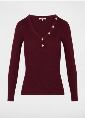 truitje basic bordeaux met gouden knopen Ontdek de perfecte combinatie van comfort en stijl met het prachtige truitje uit de basic collectie van Morgan de Toi. Dit truitje is ontworpen met oog voor detail en biedt een luxe uitstraling door de hoge kwaliteit van de gebruikte materialen.Design en Kenmerken: Hoogwaardige Kwaliteit Dit truitje is vervaardigd uit een mooie, dikke stof die niet alleen zacht aanvoelt, maar ook zorgt voor een uitstekende pasvorm en langdurige duurzaamheid. Subtiel Ribbelpatroon: Het kleine subtiele ribbeltje in de stof geeft het truitje een unieke textuur en een verfijnde uitstraling, wat het een uitstekende basis maakt voor elke outfit.V-Hals:** De elegante V-halslijn accentueert de hals en zorgt voor een flatterende look. Dit ontwerp maakt het truitje veelzijdig en gemakkelijk te combineren met andere kledingstukken. Gouden Knopen Accent: Het truitje heeft een leuk accent van matte gouden knopen langs de halslijn, wat een luxe en trendy touch toevoegt aan het geheel. Deze details maken het truitje net iets specialer en zorgen voor een uniek karakter. Veelzijdig en Comfortabel:Dit truitje is perfect voor zowel casual als meer formele gelegenheden. Draag het op een jeans voor een casual look of combineer het met een rok voor een chiquere uitstraling. Met dit truitje van Morgan de Toi voeg je een essentieel item toe aan je garderobe dat zowel comfortabel als stijlvol is, perfect voor elke gelegenheid. Geniet van de luxe en veelzijdigheid die dit truitje te bieden heeft!