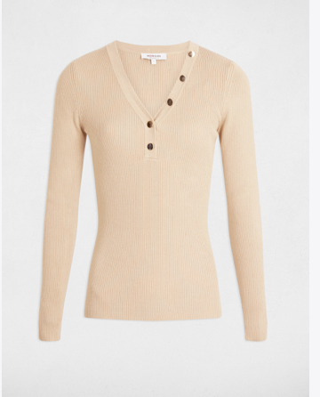 truitje camel Morgan de toi Ontdek de perfecte combinatie van comfort en stijl met het prachtige truitje uit de basic collectie van Morgan de Toi. Dit truitje is ontworpen met oog voor detail en biedt een luxe uitstraling door de hoge kwaliteit van de gebruikte materialen.Design en Kenmerken: Hoogwaardige Kwaliteit Dit truitje is vervaardigd uit een mooie, dikke stof die niet alleen zacht aanvoelt, maar ook zorgt voor een uitstekende pasvorm en langdurige duurzaamheid. Subtiel Ribbelpatroon: Het kleine subtiele ribbeltje in de stof geeft het truitje een unieke textuur en een verfijnde uitstraling, wat het een uitstekende basis maakt voor elke outfit.V-Hals:** De elegante V-halslijn accentueert de hals en zorgt voor een flatterende look. Dit ontwerp maakt het truitje veelzijdig en gemakkelijk te combineren met andere kledingstukken. Gouden Knopen Accent: Het truitje heeft een leuk accent van matte gouden knopen langs de halslijn, wat een luxe en trendy touch toevoegt aan het geheel. Deze details maken het truitje net iets specialer en zorgen voor een uniek karakter. Veelzijdig en Comfortabel:Dit truitje is perfect voor zowel casual als meer formele gelegenheden. Draag het op een jeans voor een casual look of combineer het met een rok voor een chiquere uitstraling. Met dit truitje van Morgan de Toi voeg je een essentieel item toe aan je garderobe dat zowel comfortabel als stijlvol is, perfect voor elke gelegenheid. Geniet van de luxe en veelzijdigheid die dit truitje te bieden heeft!