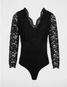 body kant off-shoulder Deze superleuke body van Morgan de toi is van een mooie dikke strech kant waardoor deze mooi op de schouders valt. De body's zijn hebben een goede lengte voor fijn draag plezier
